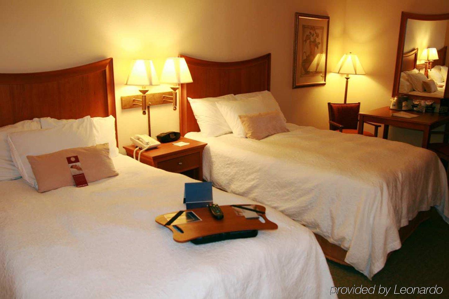 Hampton Inn State College Room photo